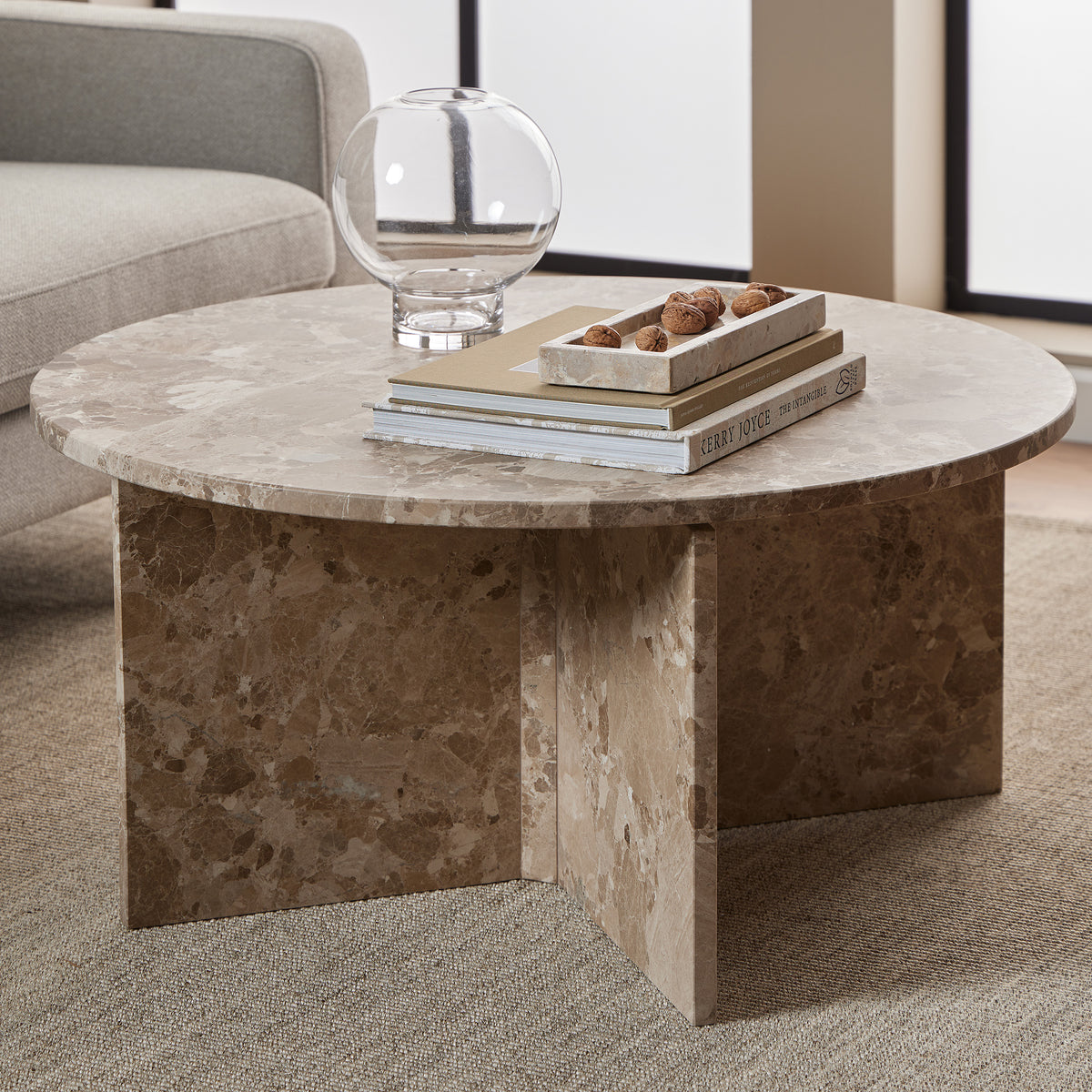 Plaris Round Coffee Table Ø90 cm, Elegant Style – in a room setting