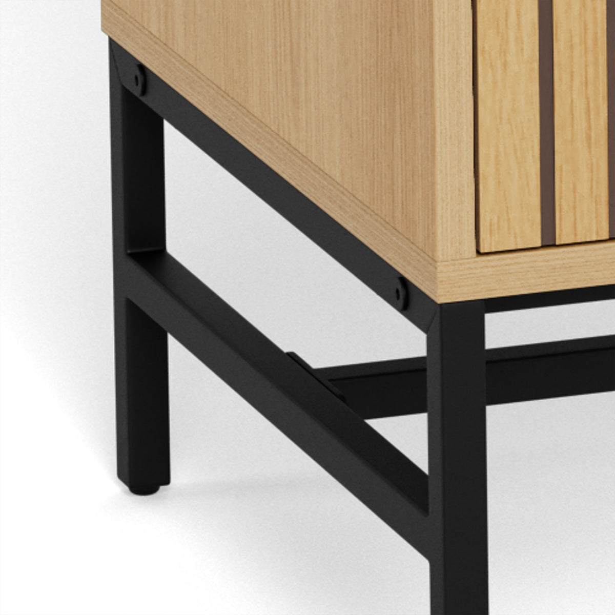 Commode Bambouz 81 x 100 – gros plan sur le piètement en acier noir avec une traverse sous le corps de couleur chêne