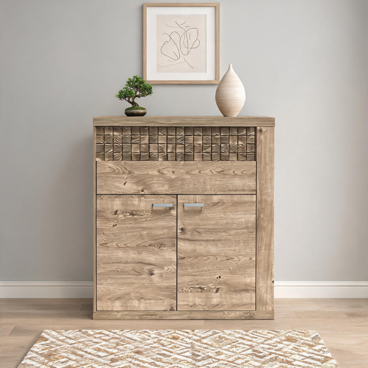 Dressoir Korin 102x119 tegen een lichtgrijze muur met bonsai en poster – ladekast voor de hal of woonkamer