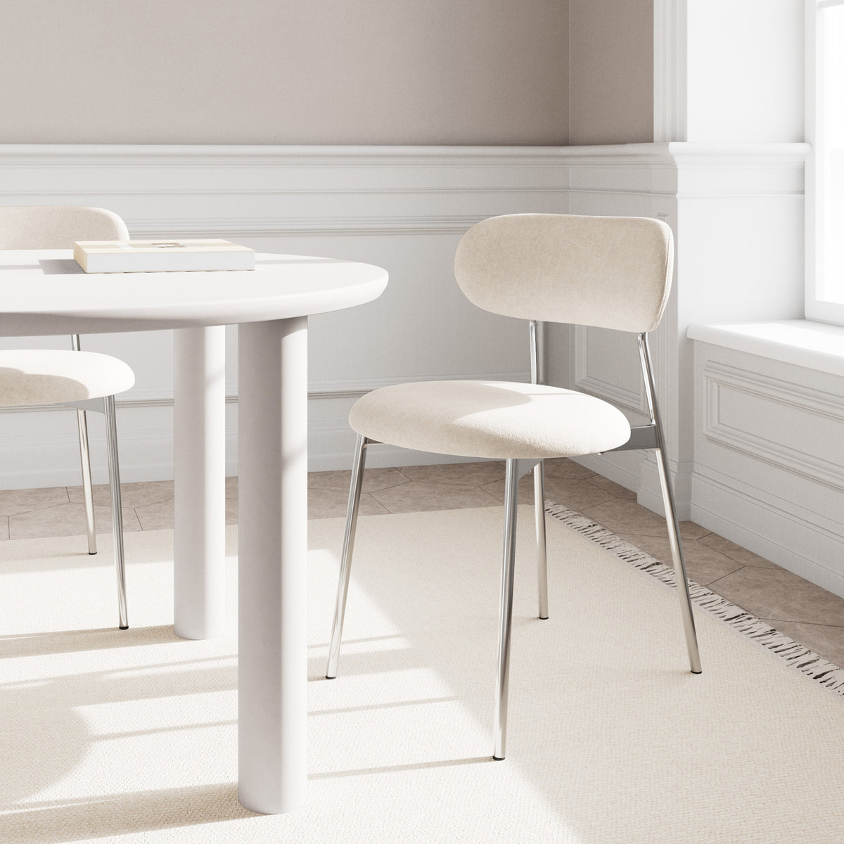Chaises Dotto 47x79 couleur sable autour d'une table ronde blanche dans une salle à manger lumineuse dotée d'une fenêtre – chaises de style rétro