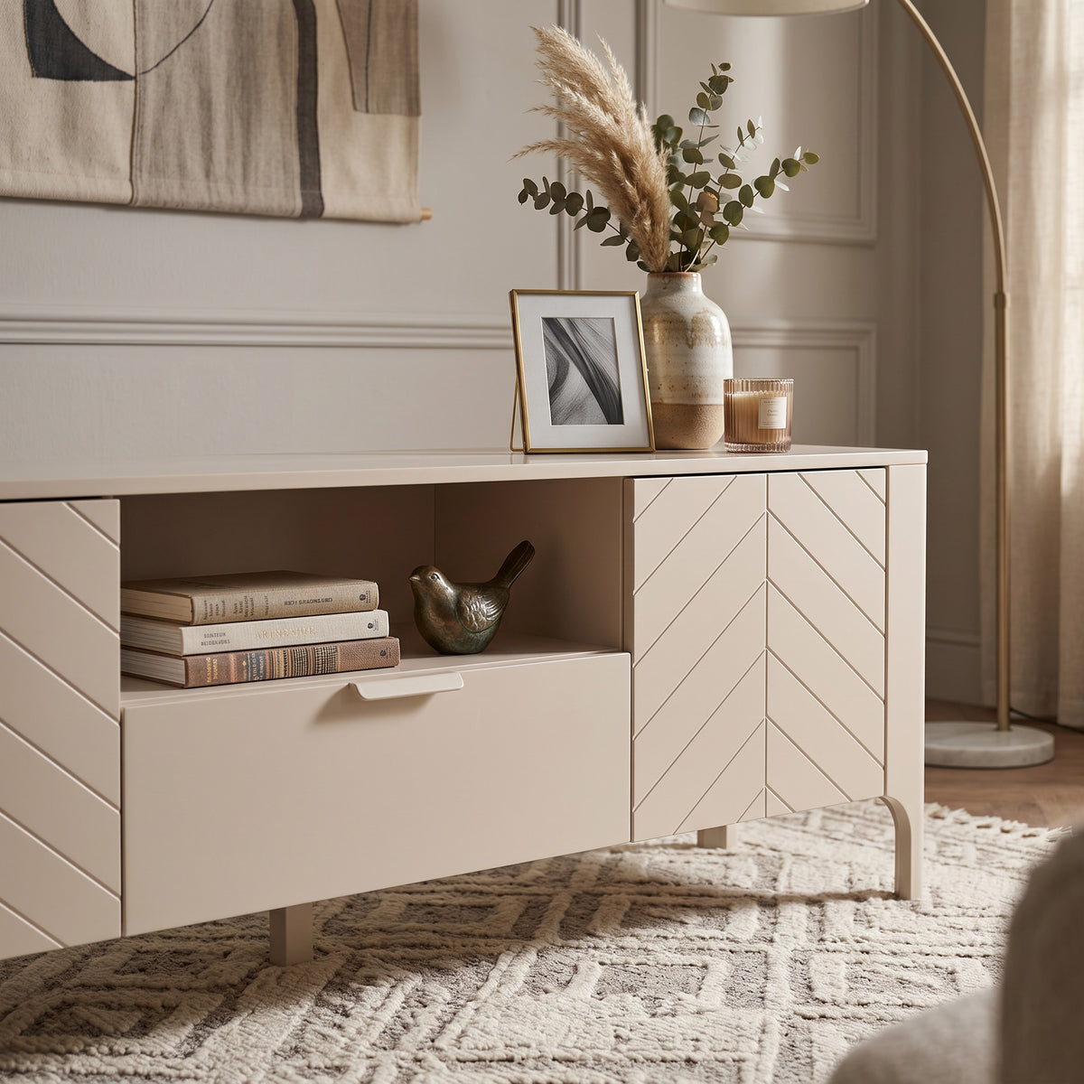 Meuble TV EKLIPSO 160x57 avec façades à chevrons de style moderne, coloris Cachemire - dans une décoration intérieure | Pillovely