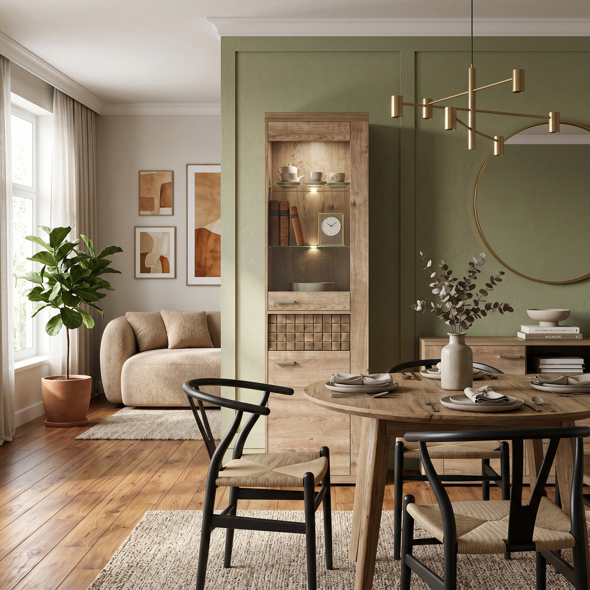 Vitrinekast Korin 201x57 in de eetkamer met groene muur naast een ronde tafel – verlichte vitrinekast voor servies
