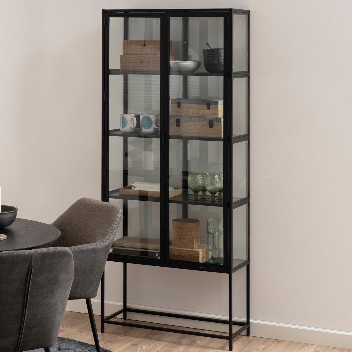 Skeleto-vitrine 77x186, zwart melamine, in de eetkamer bij de ronde tafel – industriële vitrine voor serviesgoed