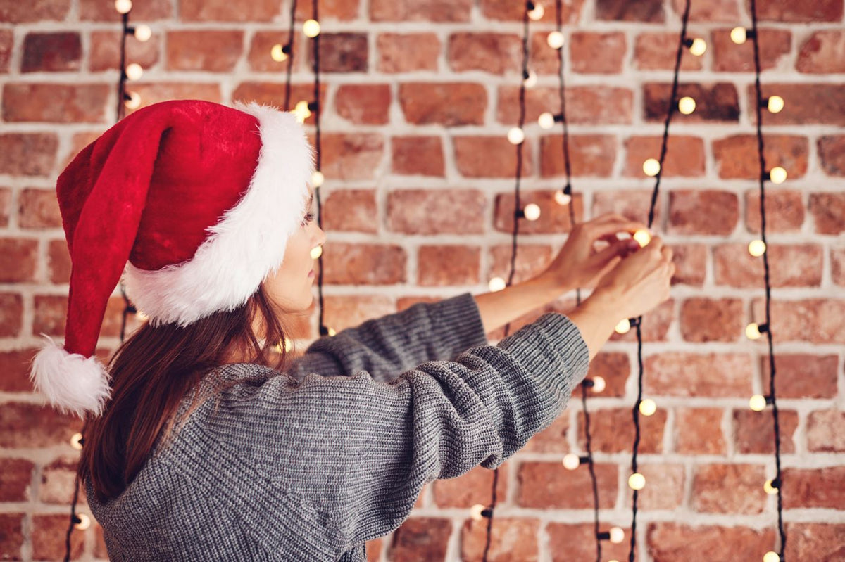 jak zawiesić lampki choinkowe na ścianie - bezpieczeństwo i efekt wow. Jak stworzyć magię a la Kevin, unikając klęski a la Clark Griswold?