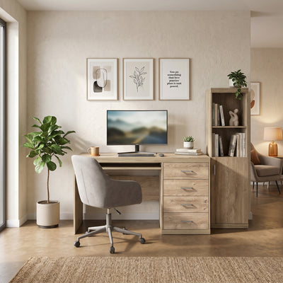 Bureau Korin 120x78 in een werkkamer met monitor, grijze stoel en boekenkast – bureau voor thuiskantoor