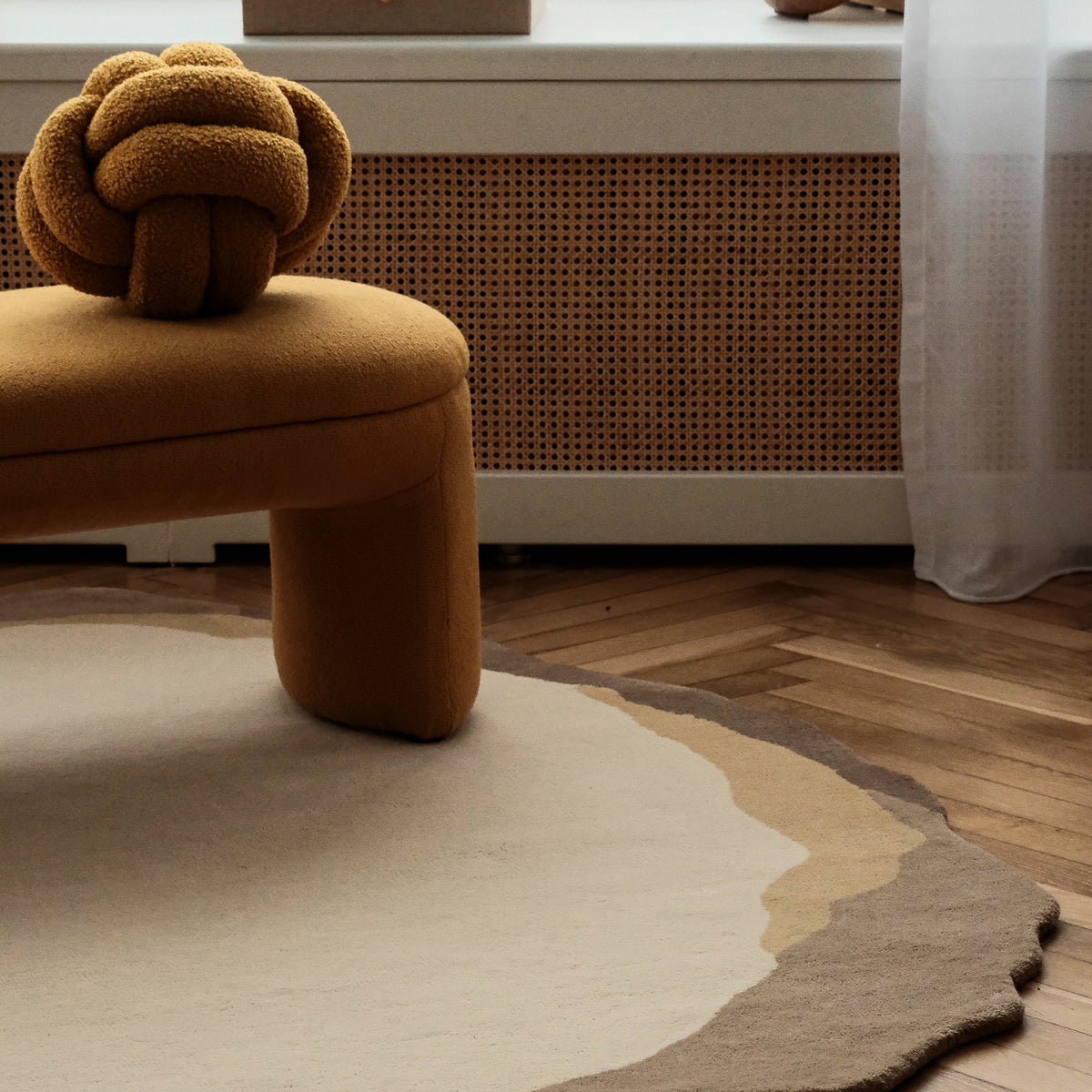 Tapis rond Groti en laine tuftée à la main, avec une bordure marquée de style classique – photo 3