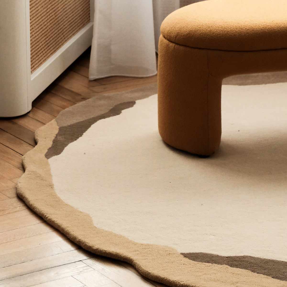 Tapis rond Groti en laine tuftée à la main, avec une bordure marquée de style classique – photo 4