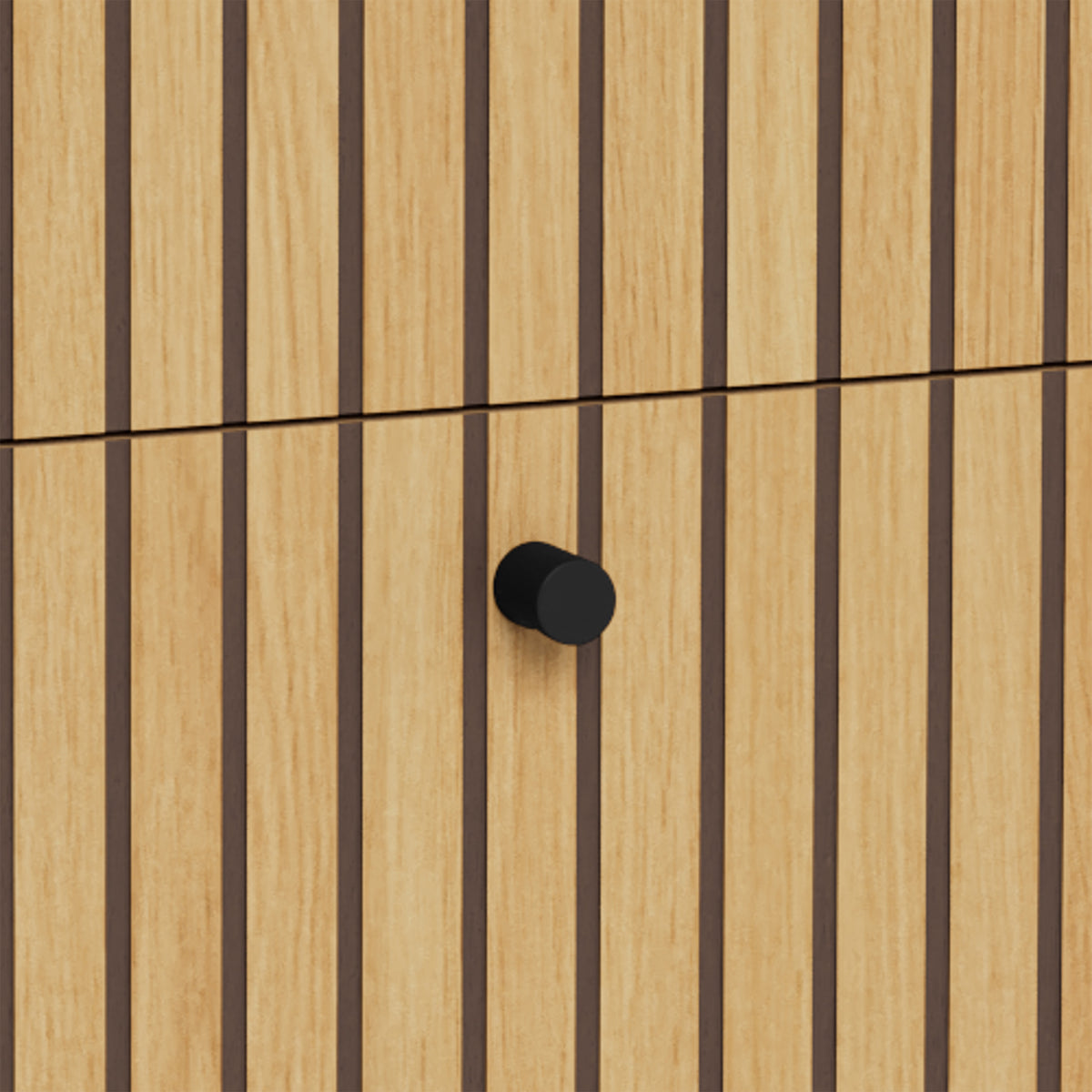 Commode Bambouz 81 x 100 – détail de la façade à lamelles d'un tiroir avec poignée noire, commode à lamelles