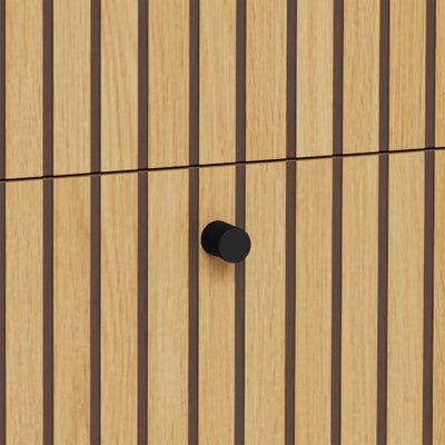 Commode Bambouz 81 x 100 – détail de la façade à lamelles d'un tiroir avec poignée noire, commode à lamelles