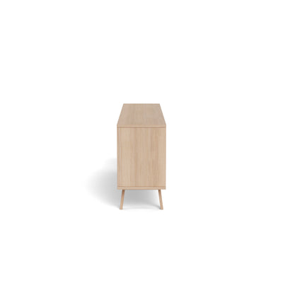 Commode Lurisse 200 x 75, chêne blanchi – vue de profil montrant la profondeur du corps et les pieds en chêne légèrement inclinés