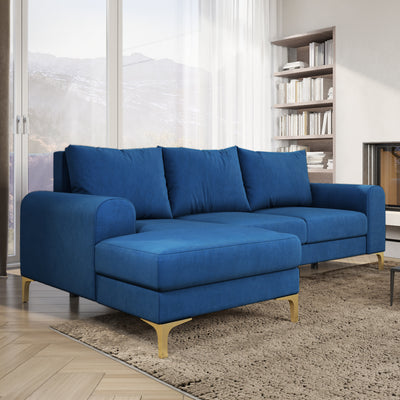 Arpelo-hoekbank 245x145 Nachtblauw (MANILA 26) in een lichte woonkamer met boekenkast en vloerkleed – fluwelen hoekbank