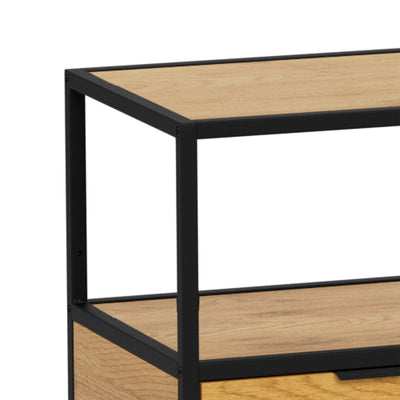 Étagère basse Skeleto 114 x 78, chêne sauvage – gros plan sur l'angle entre le cadre en acier et le plateau au décor chêne