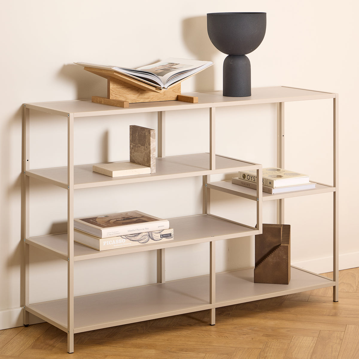 Bibliothèque Skeleto 114 x 78 en mélaminé gris, avec des livres, un vase noir et des objets décoratifs – bibliothèque pour le salon