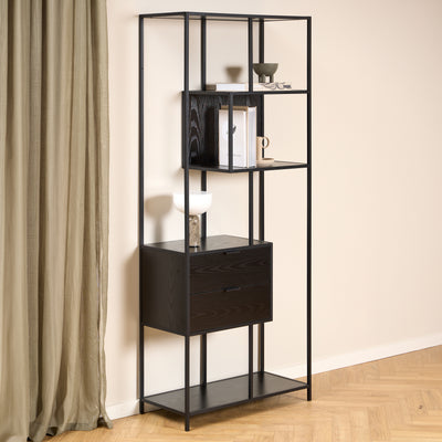 Skeleto-boekenkast 77x185, zwart melamine, tegen een lichte muur en met een linnen gordijn, met een lampje en boeken