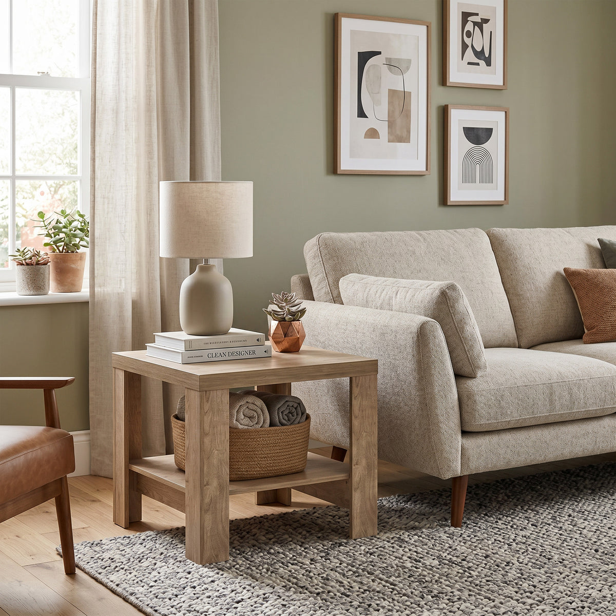 Table basse Korin 65x57 dans un salon avec canapé bouclette et fauteuil en cuir – petite table basse pour le salon