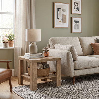 Table basse Korin 65x57 dans un salon avec canapé bouclette et fauteuil en cuir – petite table basse pour le salon