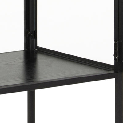 Vitrine Skeleto 77x186, zwart melamine – close-up van de plank met de structuur van zwart essenhout en het zwarte frame