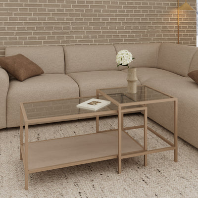 Een set Skeleto-salontafels van 90x45 en 50x50 voor een beige hoekbank, een bakstenen muur en een vaas met bloemen