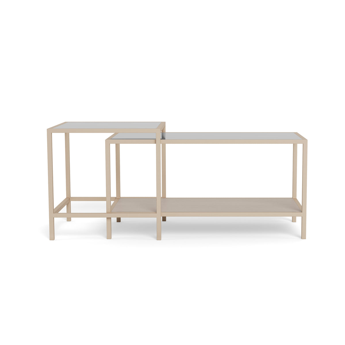 Skeleto-salontafels 90x45 en 50x50, hier vooraan in een andere opstelling – een vierkante tafel links, een set tafels met glas
